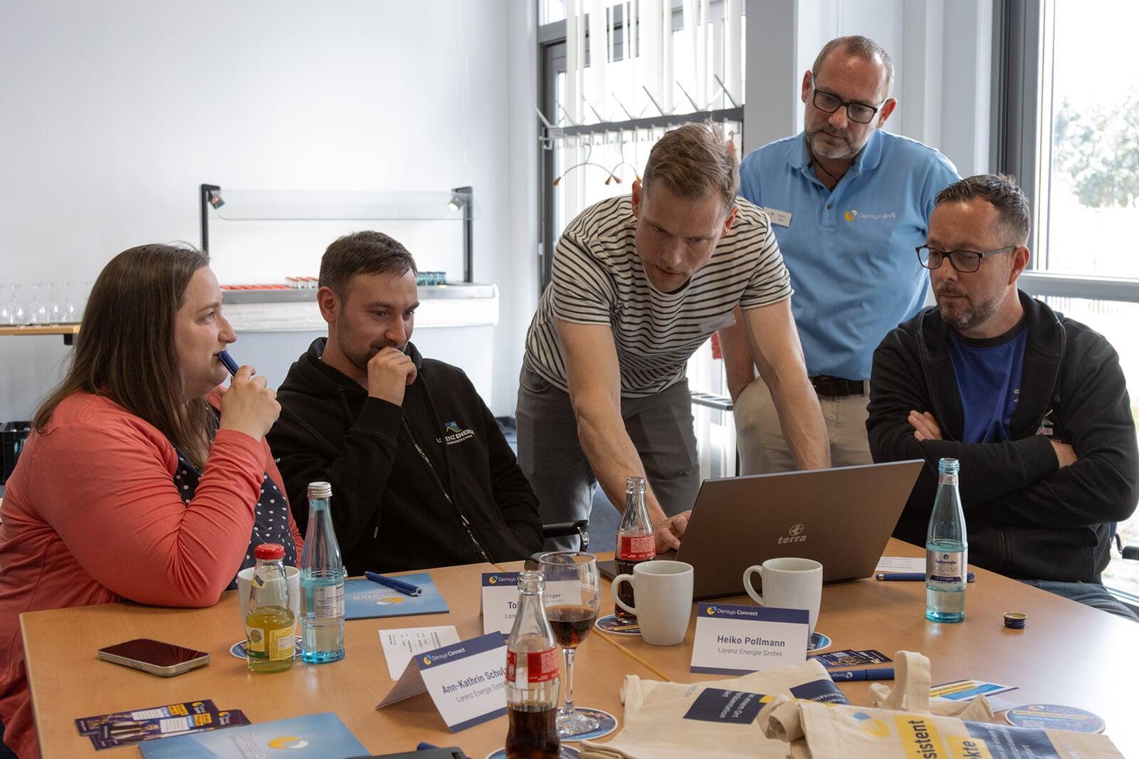 Ben Scheins demonstriert einer Gruppe von Beta-Testern die überarbeiteten Features von Densys Connect Von links nach rechts: Ann-Kathrin Schulze, Lorenz Energie Tobias Hegen, Lorenz Energie Ben Scheins, Densys Connect Martin Behl, Densys pv5 Heiko Pollmann, Lorenz Energie